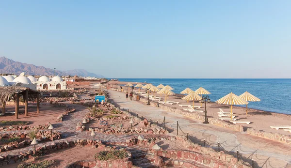 Strand med parasoller — Stockfoto