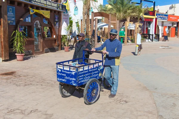 Two man pushing cart — Stock Photo, Image
