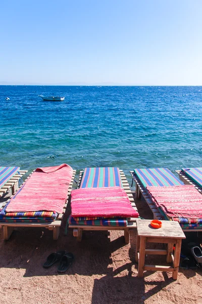 Chaises longues sur la plage — Photo