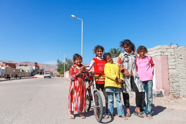 Niños en la calle —  Fotos de Stock