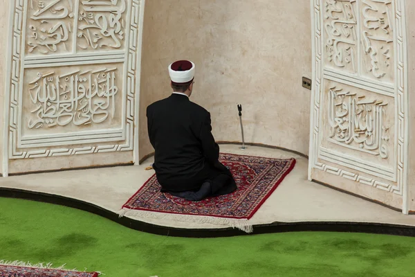 Imam priant dans la mosquée — Photo