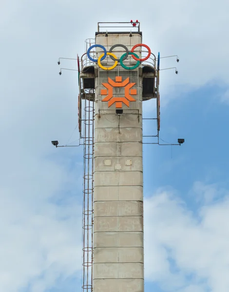 올림픽 게임의 로고와 함께 타워 — 스톡 사진