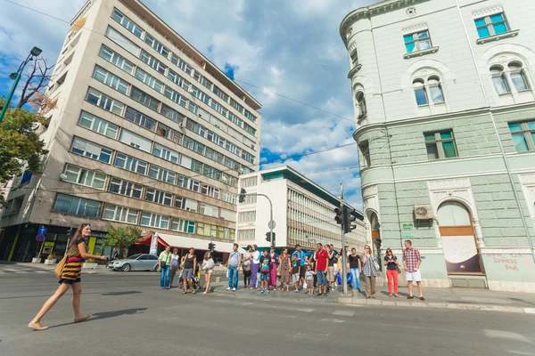 Pedestrians at pedestrian crossings in Sarajevo — Stock Photo, Image