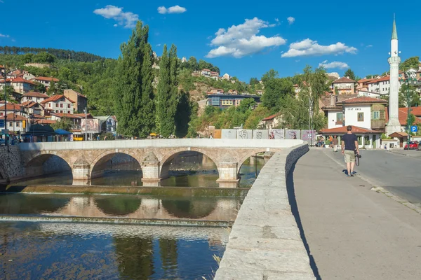 Överbrygga på floden miljacka i sarajevo, huvudstaden i Bosnien — Stockfoto