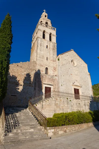 Iglesia de Santa Nikola en la ciudad de Komiza en la isla de Vis frente a la Croati —  Fotos de Stock