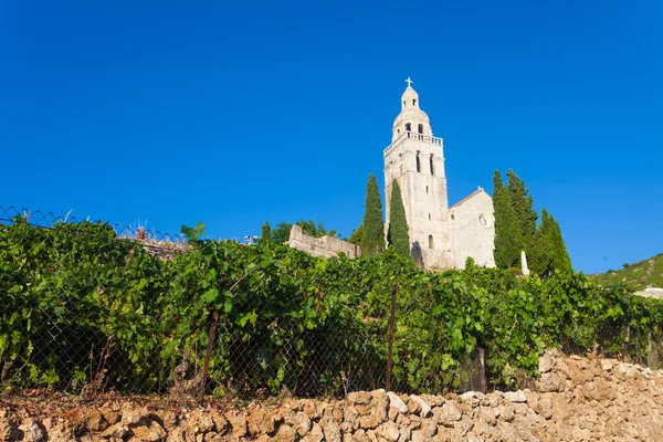 Iglesia de Santa Nikola en la ciudad de Komiza en la isla de Vis frente a la Croati — Foto de Stock