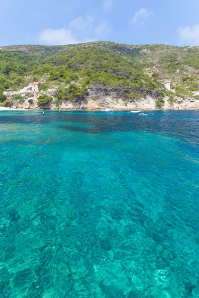 Vue sur le littoral depuis la mer — Photo