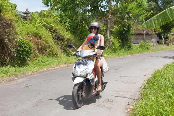 Mujer y niño en moto — Stockfoto