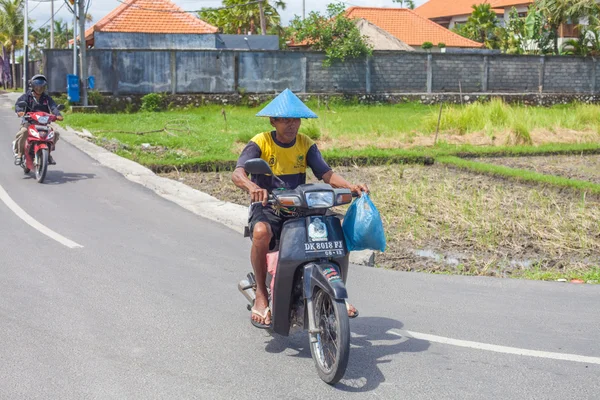 Velho agricultor em scooter — Fotografia de Stock