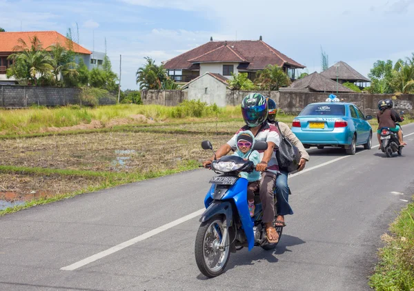 Familie auf Motorroller in Bali — Stockfoto