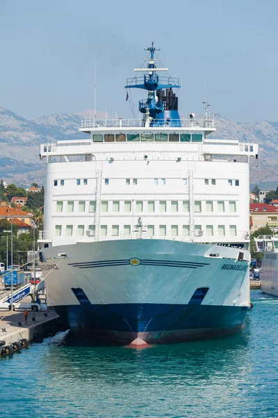 Cruise ship in port — Stock Photo, Image