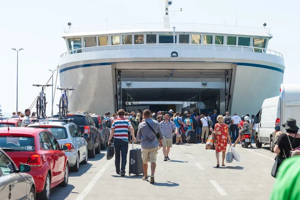 Boarding the ferry — Stock Photo, Image