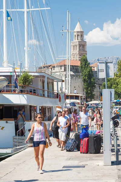 Camina por el muelle — Foto de Stock