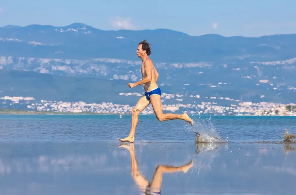 Man run across the beach — Stock Photo, Image
