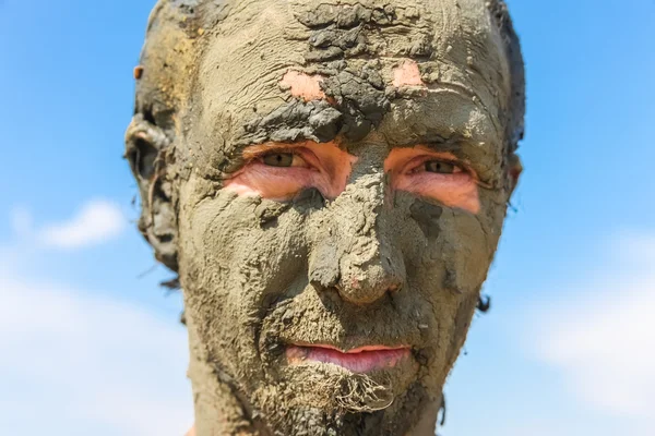 Hombre manchado con barro curativo — Foto de Stock