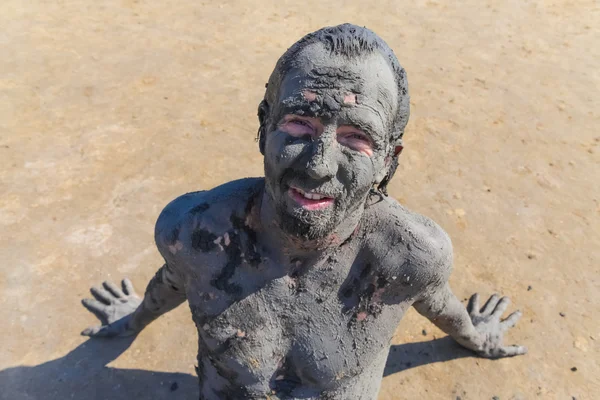 Hombre manchado con barro curativo — Foto de Stock