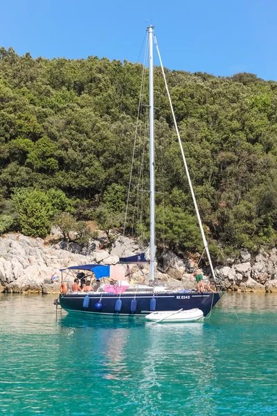 Segelbåt i bay — Stockfoto