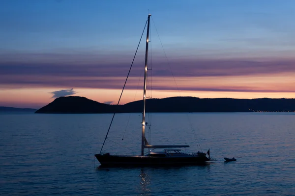 Gün batımı tekne ve deniz üzerine — Stok fotoğraf