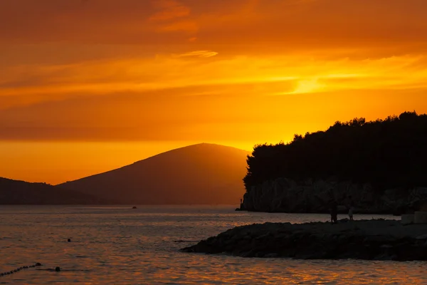 Deniz ve kıyı şeridi üzerinde günbatımı — Stok fotoğraf