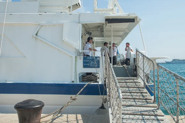 Crew members on the deck resting. — Stock Photo, Image