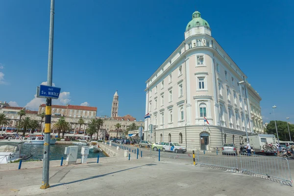 Edificio de la autoridad portuaria en el puerto de Split . — Foto de Stock