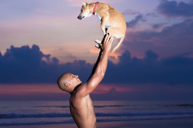 genç adam ve köpeği