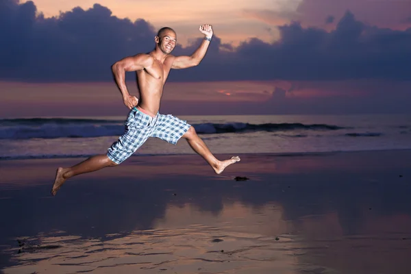 Jovem com prancha de surf — Fotografia de Stock