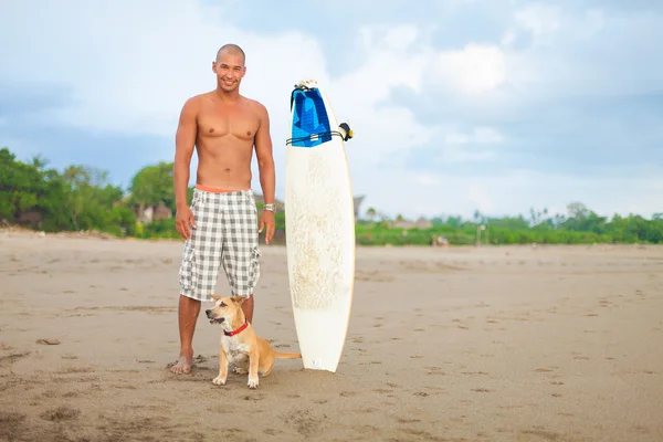 Jovem com prancha de surf — Fotografia de Stock