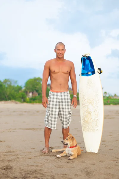 Jongeman met surfplank — Stockfoto