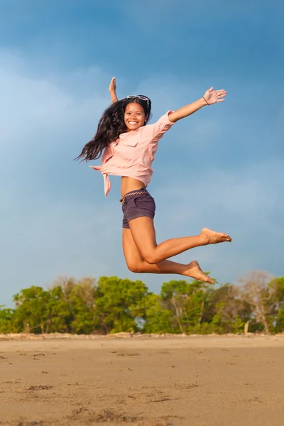 Junge Frau springt — Stockfoto