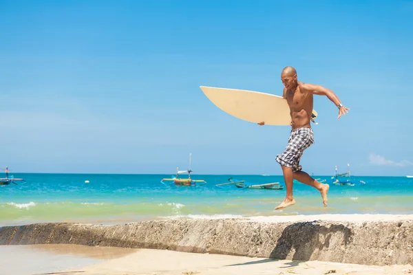 Skoki surfer — Zdjęcie stockowe