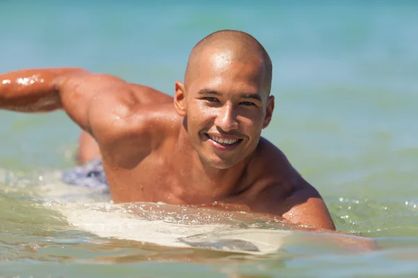 Jovem com prancha de surf — Fotografia de Stock