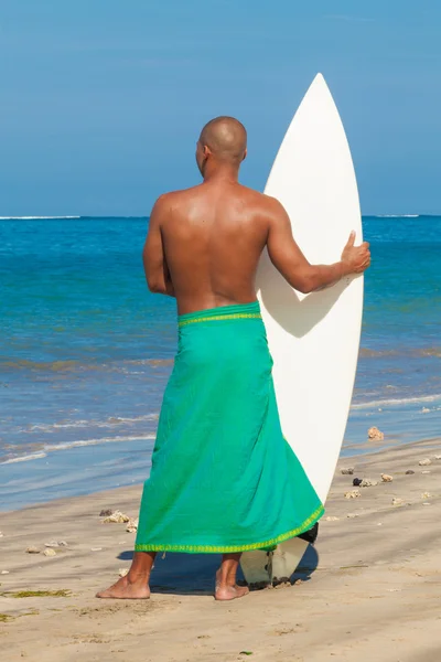 Joven con tabla de surf —  Fotos de Stock