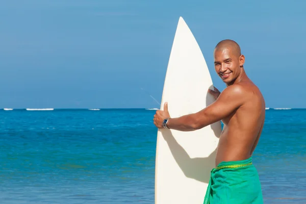 Jongeman met surfplank — Stockfoto