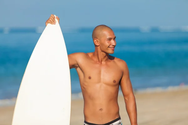 Молодой человек с доской для серфинга — стоковое фото