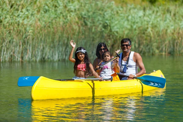 Family in kayak — Stock Photo, Image
