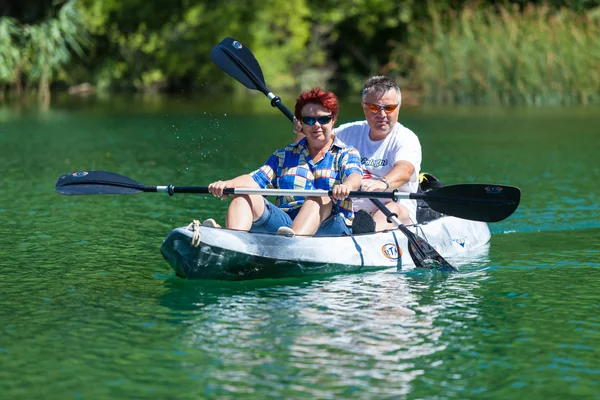 Mujer y hombre en kayak — Foto de Stock