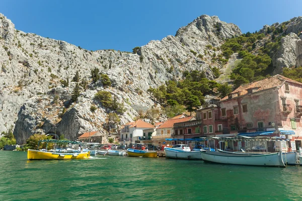 Boats anchored in the port of Omis — Stock Photo, Image