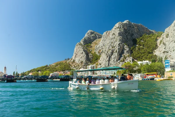 No barco que vai no passeio, Omis, Croácia — Fotografia de Stock