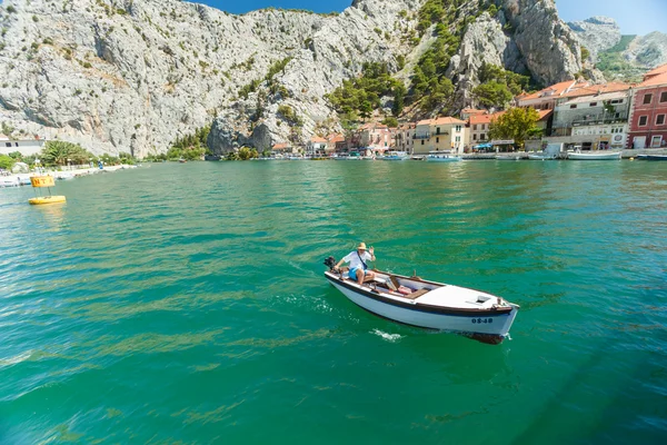 Mann im Boot auf dem Fluss Cetina, Omis, Kroatien — Stockfoto