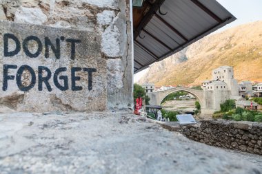 Mostar Köprüsü ve dont'unutmak işareti