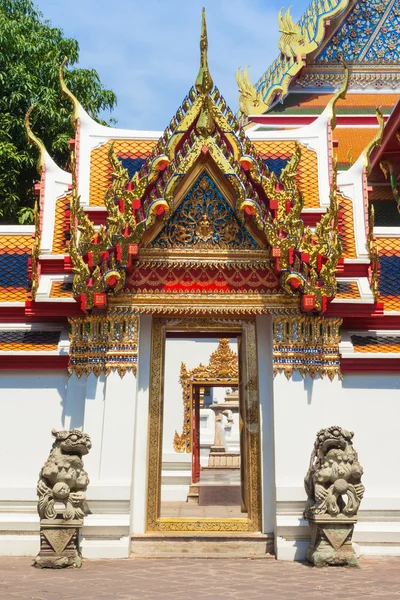 Drzwi korytarz w świątyni wat pho w Bangkoku — Zdjęcie stockowe