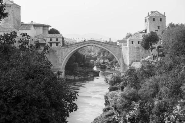 De oude brug over de rivier de neretva — Stockfoto