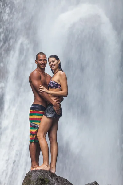 Couple at waterfall — Stock Photo, Image