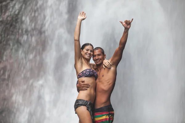 Paar bij waterval — Stockfoto