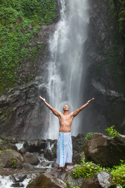 Bonito homem na cachoeira — Fotografia de Stock