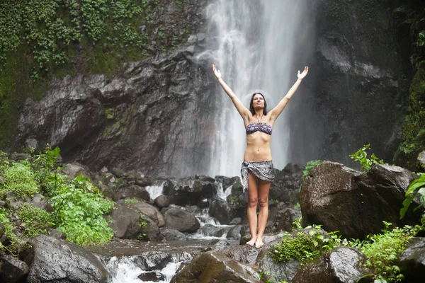 Frau am Wasserfall — Stockfoto