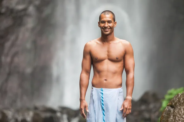 Bonito homem na cachoeira — Fotografia de Stock