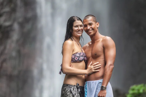 Couple at waterfall — Stock Photo, Image