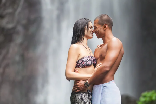 Couple at waterfall — Stock Photo, Image